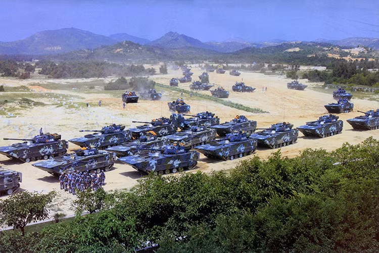 Trước đó, Hải quân Đánh bộ Trung Quốc chỉ là một lực lượng nhỏ trong hải quân nước này, tuy nhiên giờ đây điều này đã thay đổi khi HQĐB Trung Quốc đang dần thoát ra khỏi phạm vị phụ thuộc hải quân dần chuyển sang định hướng tác chiến độc lập như điều mà người Mỹ đã từng làm. Và đây sẽ là lực lượng tác chiến nòng cốt của Trung Quốc trong mọi cuộc chiến có liên quan đến vấn đề tranh chấp lãnh thổ trên biển. Nguồn ảnh: Sohu.