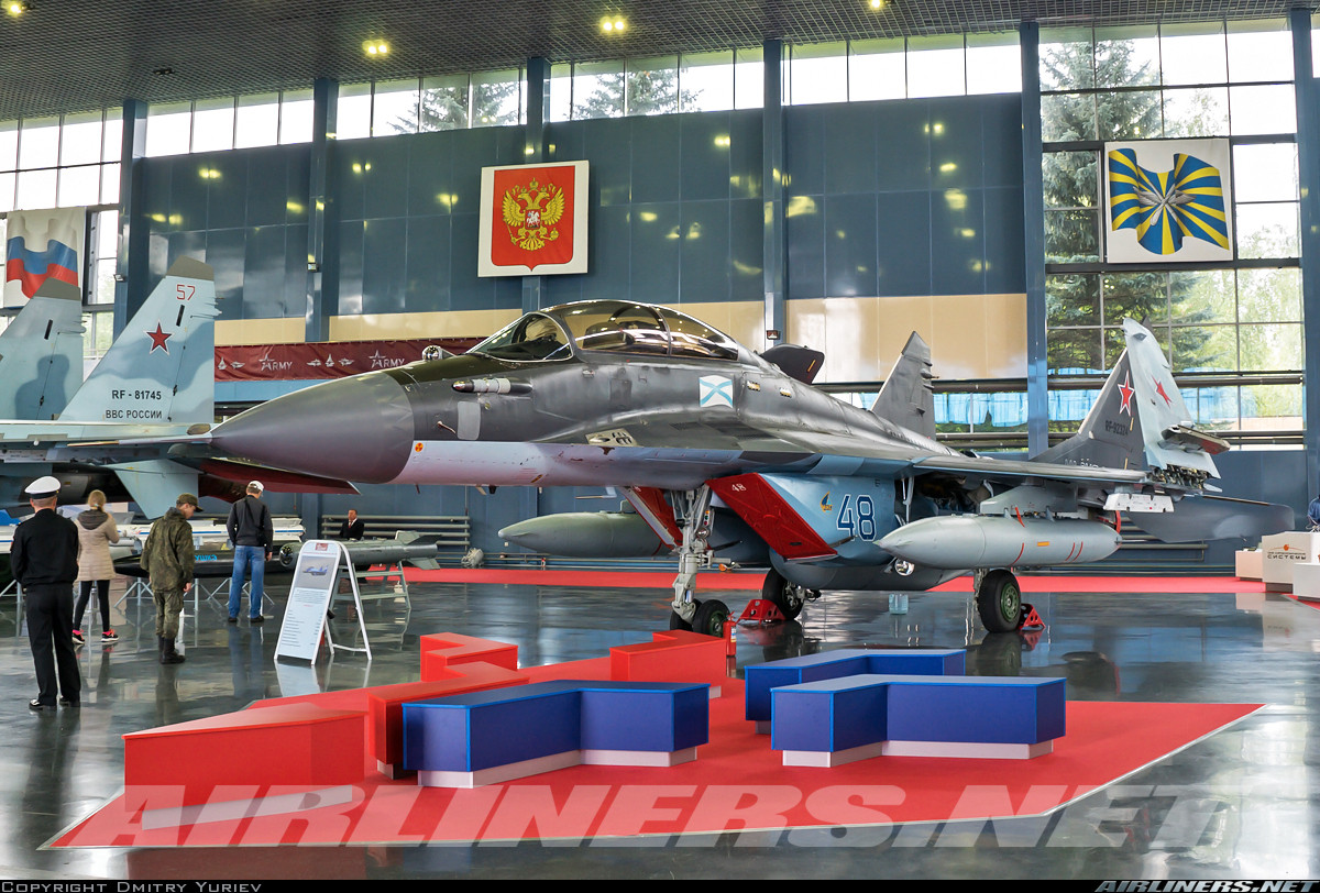 MiG-29K là mẫu tiêm kích hạm đa năng mới nhất được trang bị cho Không quân Hải quân Nga, mà trực tiếp là đơn vị không quân hoạt động trên tuần dương hạm chở máy bay Đô đốc Kuznetsov. Chúng được dự kiến trong tương lai gần sẽ thay thế toàn bộ vai trò của các máy bay Su-33 già nua và đến lúc nghỉ hưu. Nguồn ảnh: Airlines.net