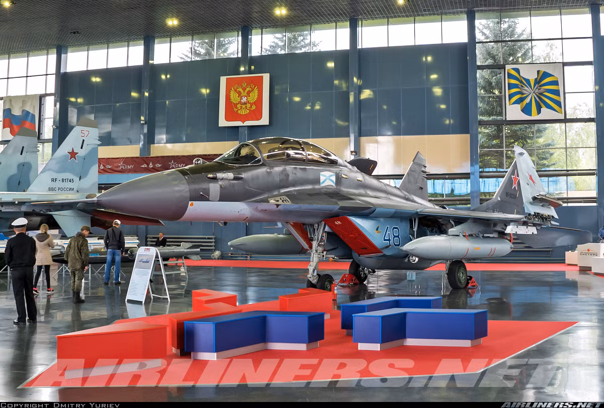 MiG-29K là mẫu tiêm kích hạm đa năng mới nhất được trang bị cho Không quân Hải quân Nga, mà trực tiếp là đơn vị không quân hoạt động trên tuần dương hạm chở máy bay Đô đốc Kuznetsov. Chúng được dự kiến trong tương lai gần sẽ thay thế toàn bộ vai trò của các máy bay Su-33 già nua và đến lúc nghỉ hưu. Nguồn ảnh: Airlines.net