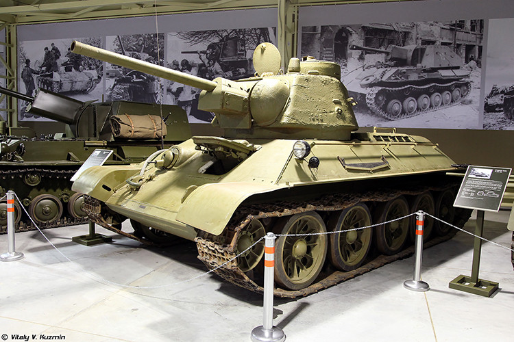 Tất nhiên, không được phép kể thiếu xe tăng huyền thoại T-34. Đây là phiên bản đời đầu được sử dụng phổ biến trong giai đoạn đầu cuộc CTTG 2 – T-34-76 – sử dụng pháo 76mm F-32. Ước tính 35.000 chiếc T-34-76… Nguồn ảnh: Vitaly-Kuzmin.