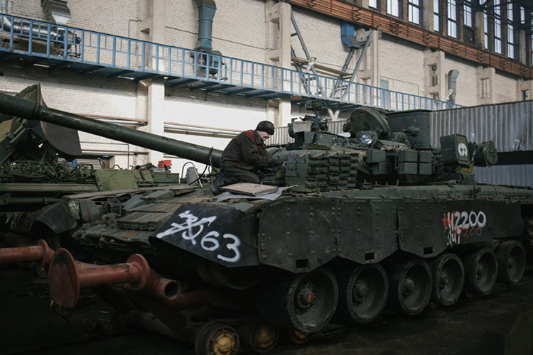 Trong ảnh, có thể dễ dàng nhận ra, xe tăng T-80BV sẽ được trang bị giáp phản ứng nổ Kontakt-1. NII Stali ước tính giáp Kontakt có thể giảm thiệt hại đến khoảng 86% từ đầu đạn tên lửa 125mm, 58% với đạn HEAT, và 92% với đạn hỏa tiễn chống tăng hạng nhẹ (LAW-93mm). Nguồn ảnh: Arms-Expo.