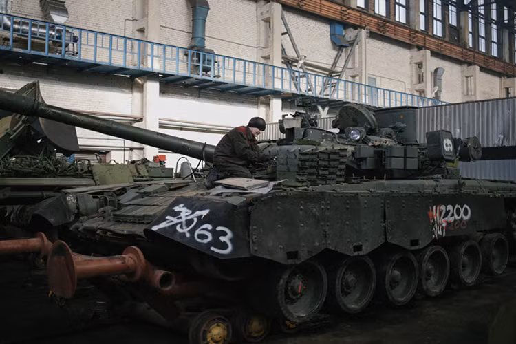 Trong ảnh, có thể dễ dàng nhận ra, xe tăng T-80BV sẽ được trang bị giáp phản ứng nổ Kontakt-1. NII Stali ước tính giáp Kontakt có thể giảm thiệt hại đến khoảng 86% từ đầu đạn tên lửa 125mm, 58% với đạn HEAT, và 92% với đạn hỏa tiễn chống tăng hạng nhẹ (LAW-93mm). Nguồn ảnh: Arms-Expo.