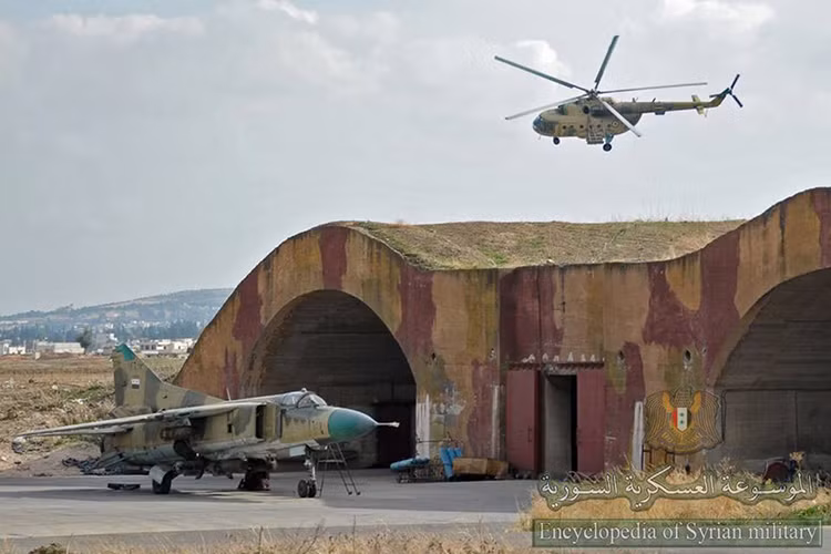 Theo hình ảnh được trang quân sự Encyclopedia of Syrian military của Syria đăng tải gần đây cho thấy, một hoặc hai chiếc trực thăng Mi-17 của nước này đang được tích hợp tổ hợp áp chế điện tử Richag-AV và những chiếc trực thăng trên nhiều khả năng đang hoạt động ở căn cứ không quân Khmeimim của Nga ở Syria. Nguồn ảnh: Encyclopedia of Syrian.