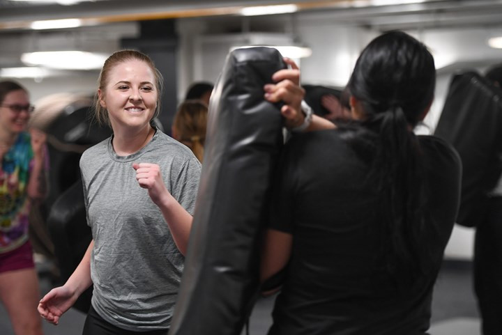 Thủy thủ Tiffany Detert tập boxing trên hàng không mẫu hạm Theodore Roosevelt ở vịnh Persian vào tháng 1/2018.