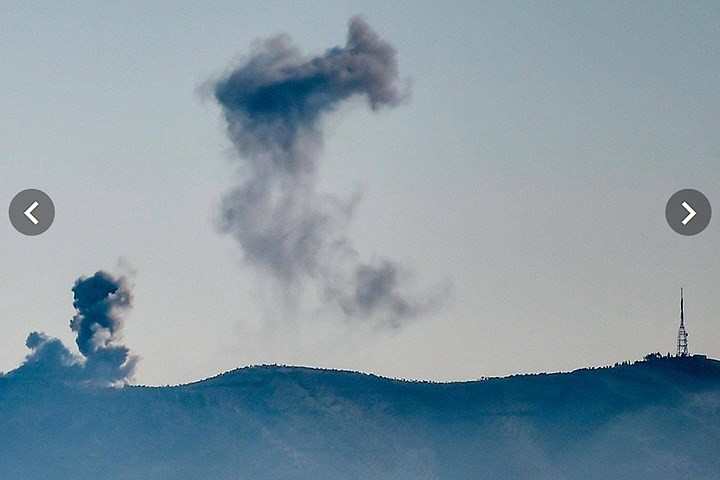 Khói bốc lên từ phần lãnh thổ Syria ở biên giới với Thổ Nhĩ Kỳ gần tỉnh Hatay, miền nam Thổ Nhĩ Kỳ khi không quân nước này tấn công các vị trí của YPG. Ảnh: AFP.
