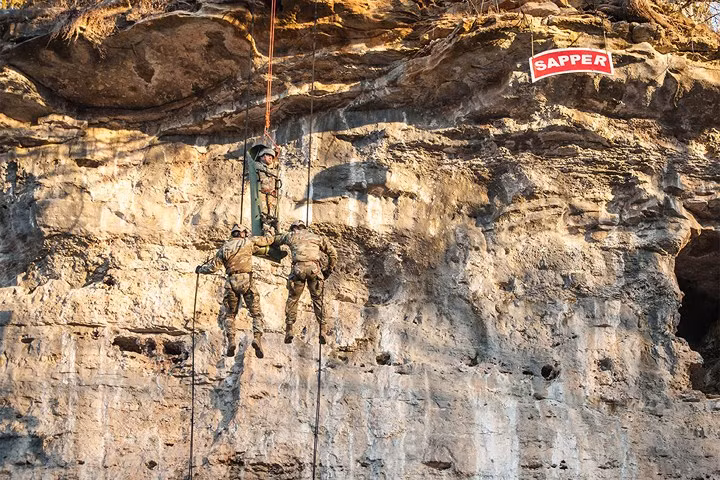 Nhóm binh sĩ Mỹ tham gia huấn luyện sơ tán dân thường từ vách núi thẳng đứng xuống vị trí an toàn tại Fort Leonard Wood.