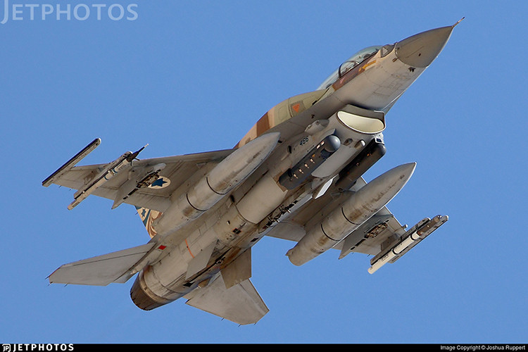 Và một trong những tùy biến đó chính là khả năng triển khai thêm được các loại vũ khí mà những chiếc F-16 thông thường không có được như tên lửa không đối không Python 5, radar AN/APG-68(V)9, hay bổ sung thêm hai thùng nhiên liệu hòa nhập khí động học CFT giúp tăng tầm bay. Nguồn ảnh: JetPhotos.