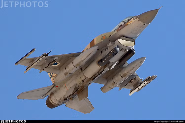 Và một trong những tùy biến đó chính là khả năng triển khai thêm được các loại vũ khí mà những chiếc F-16 thông thường không có được như tên lửa không đối không Python 5, radar AN/APG-68(V)9, hay bổ sung thêm hai thùng nhiên liệu hòa nhập khí động học CFT giúp tăng tầm bay. Nguồn ảnh: JetPhotos.