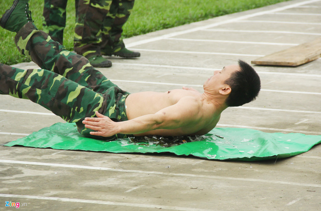 Đặc biệt là màn biểu diễn lưng trần nằm trên vỏ chai đập vỡ của đại tá Nguyễn Mạnh Trường - Phó tham mưu trưởng Bộ Chỉ huy Bộ đội Biên phòng Nghệ An.