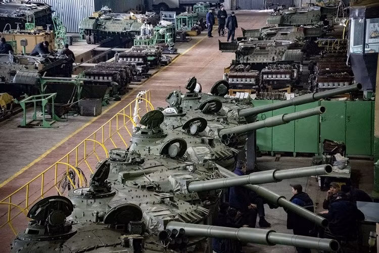 Nhờ có giải pháp này mà động cơ GTD hoạt động mà không để tổn hao công suất và khởi động dễ dàng thậm chí khi nhiệt độ xuống dưới -50 độ C. Không khí nén được đưa từ máy nén vào buồng đốt, nơi nhiên liệu được đưa tới và khi cháy tạo nên rất nhiều sản phẩm khí áp suất cao. Sau đó năng lượng áp suất được chuyển thành cơ năng do các cánh tuốc bin quay. Nguồn ảnh: Arms-Expo.