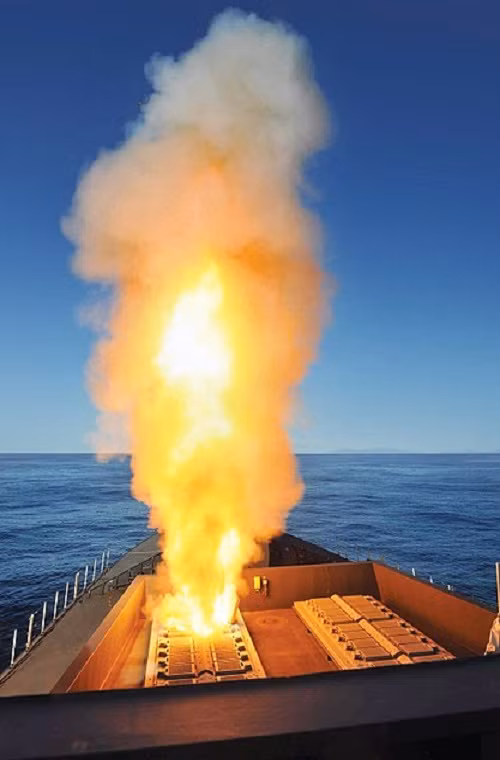 Các tàu chiến Type 45 hiện nay đa phần sử dụng hai loại đạn tên lửa gồm: Aster 15 chuyên đánh chặn mục tiêu tầm ngắn, tầm trung phòng thủ "điểm" với cự ly tác chiến 1,7-30km; Aster 30 Block 0 chuyên phòng thủ cấp hạm đội với tầm bắn 3-120km. Nguồn ảnh: Wikipedia