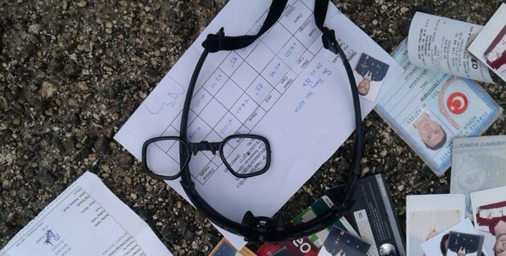 Trước đó lực lượng YPG cũng đã công bố hình ảnh về giấy tờ tùy thân và ảnh cá nhân của các quân nhân Thổ Nhĩ Kỳ bị họ tiêu diệt tại mặt trận Afrin. Ảnh: ANF.