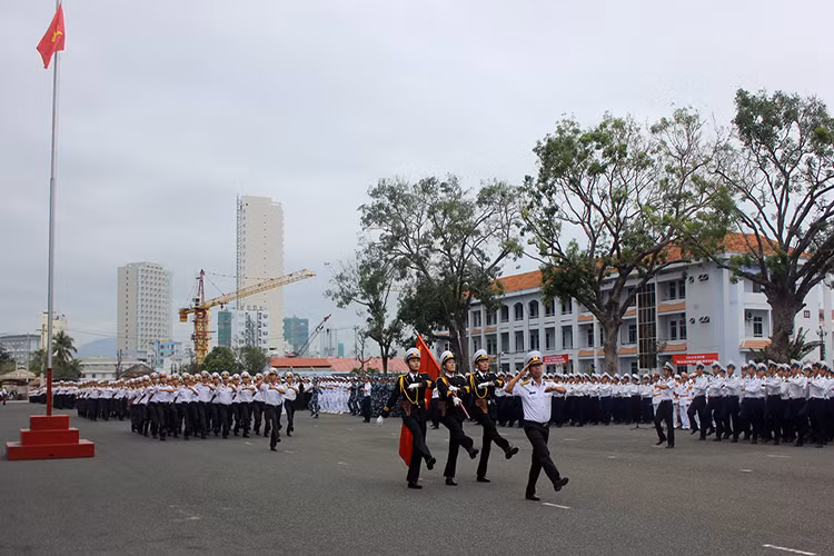 Sau bài phát biểu ngắn gọn của Giám đốc Học viện là phần duyệt đội ngũ, đi đầu là khối quân kỳ và sĩ quan các cơ quan, đội ngũ giảng viên Học viện.