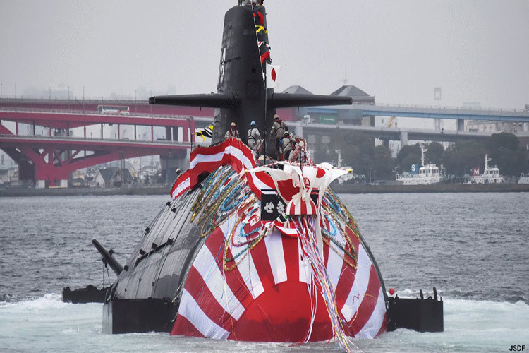 Với vai trò là xương sống của lực lượng tàu ngầm Nhật Bản, lớp tàu ngầm Sōryū được trang bị các công nghệ hàng hải tiên tiến nhất của nước này. Nổi bật nhất trong số đó là công nghệ AIP và công nghệ ngói chống dội âm, giúp các tàu Sōryū có tính năng kỹ chiến thuật tương đương thậm chí là vượt trội hơn cả lớp tàu ngầm Kilo của người Nga. Nguồn ảnh: twitter.com.