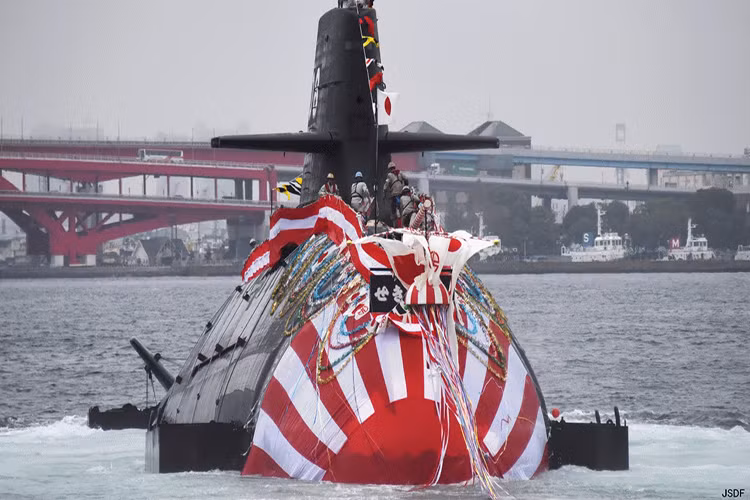 Với vai trò là xương sống của lực lượng tàu ngầm Nhật Bản, lớp tàu ngầm Sōryū được trang bị các công nghệ hàng hải tiên tiến nhất của nước này. Nổi bật nhất trong số đó là công nghệ AIP và công nghệ ngói chống dội âm, giúp các tàu Sōryū có tính năng kỹ chiến thuật tương đương thậm chí là vượt trội hơn cả lớp tàu ngầm Kilo của người Nga. Nguồn ảnh: twitter.com.