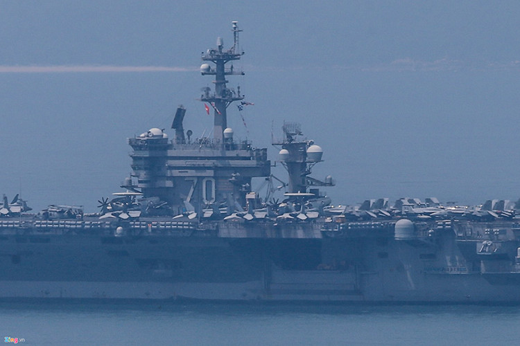 Dù được xem là biểu tượng sức mạnh của Hải quân Mỹ, nhưng hầu hết các chuyến tuần tra hay thăm ngoại giao chính thức của tàu sân bay Mỹ đều được hộ tống bởi ít nhất hai tàu chiến, mà trong trường hợp của USS Carl Vinson là USS Lake Champlain và USS Wayne E. Meye. Đây cũng là hai tàu chiến được Hải quân Mỹ giao nhiệm vụ bảo vệ USS Carl Vinson trong các hoạt động trên biển ở khu vực châu Á-Thái Bình Dương suốt thời gian qua. Nguồn ảnh: Hải An /Zing News.