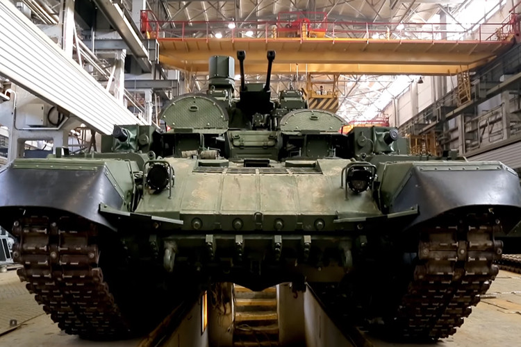 Trong một đoạn video được Tập đoàn Uralvagonzavod công bố mới đây đã cho thấy được một phần cấu hình của dòng phương tiện chiến đấu hổ trợ tăng BMPT-72 sẽ được trang bị cho Quân đội Nga trong thời gian sắp tới. Và đây là kết quả của các đợt thử nghiệm trên thực địa của BMPT-72 tại Belarus và Syria trong năm 2017. Nguồn ảnh: Uralvagonzavod.