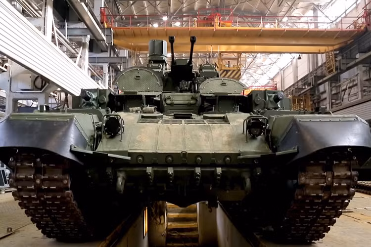Trong một đoạn video được Tập đoàn Uralvagonzavod công bố mới đây đã cho thấy được một phần cấu hình của dòng phương tiện chiến đấu hổ trợ tăng BMPT-72 sẽ được trang bị cho Quân đội Nga trong thời gian sắp tới. Và đây là kết quả của các đợt thử nghiệm trên thực địa của BMPT-72 tại Belarus và Syria trong năm 2017. Nguồn ảnh: Uralvagonzavod.