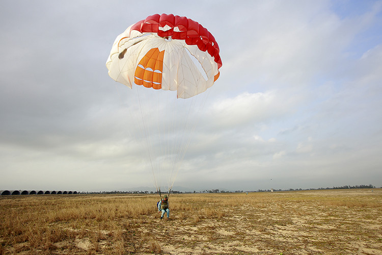 Kỹ thuật được thực đúng sẽ cho người lính hải quân một cú tiếp đất hoàn hảo và chính xác vị trí cần hạ cánh.