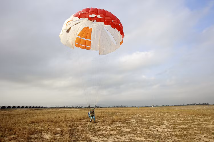 Kỹ thuật được thực đúng sẽ cho người lính hải quân một cú tiếp đất hoàn hảo và chính xác vị trí cần hạ cánh.