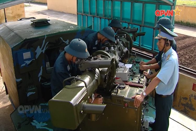 Nhờ trang bị máy tính kỹ thuật số nên khí tài này đã có độ chính xác cao, thời gian tính toán nhanh, tích hợp hệ thống quang điện tử giúp trắc thủ quan sát phát hiện mục tiêu ban đêm tốt hơn, xác suất bắn trúng cao, có thể tiêu diệt mục tiêu xuất hiện bất ngờ. Nguồn ảnh: QPVN.