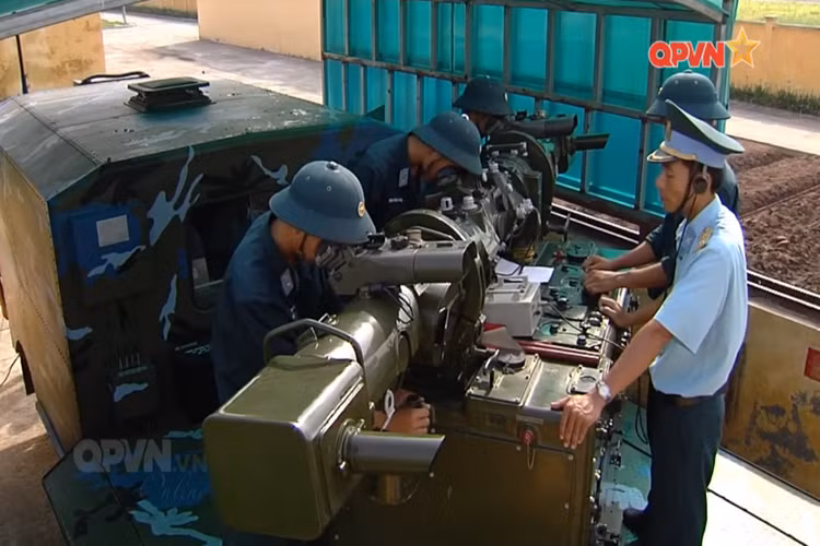 Nhờ trang bị máy tính kỹ thuật số nên khí tài này đã có độ chính xác cao, thời gian tính toán nhanh, tích hợp hệ thống quang điện tử giúp trắc thủ quan sát phát hiện mục tiêu ban đêm tốt hơn, xác suất bắn trúng cao, có thể tiêu diệt mục tiêu xuất hiện bất ngờ. Nguồn ảnh: QPVN.
