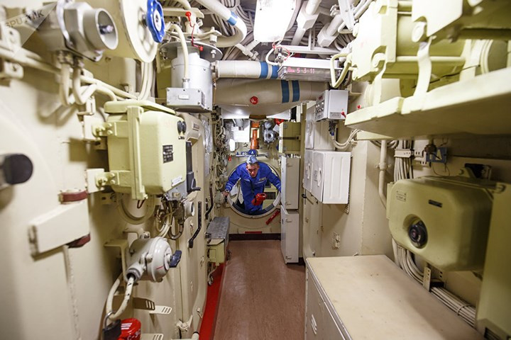 Một thủy thủ tàu ngầm Nga đang diễn tập xử lý tình huống bên trong tàu ngầm Stary Oskoltại căn cứ Novorossiysk.