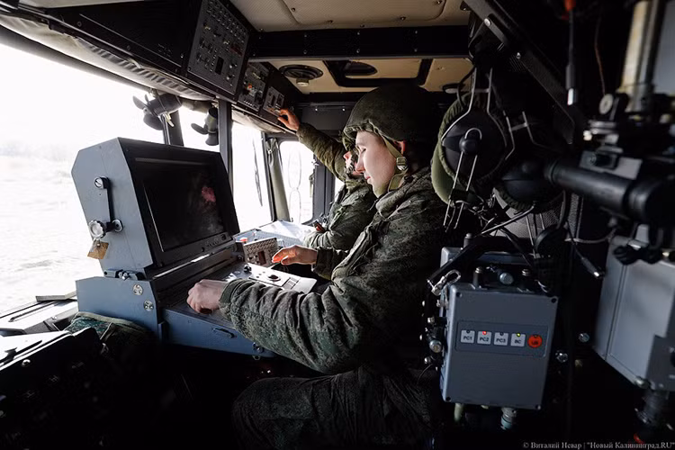 Không gian bên trong carbin của K-340P khá rộng ngay cả khi nó phải mang theo khá nhiều thiết bị điện tử. Nguồn ảnh: News Kaliningrad.