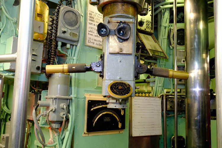 Kính tiềm vọng trong cabin chỉ huy của tàu ngầm. Nguồn ảnh: Arms-Expo.