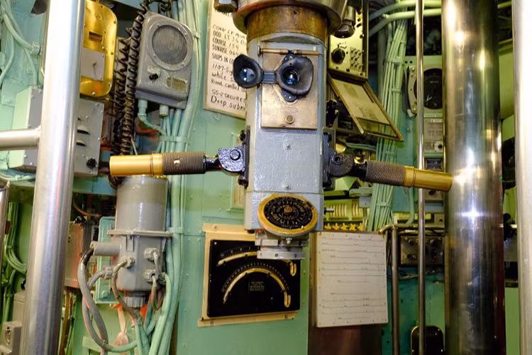 Kính tiềm vọng trong cabin chỉ huy của tàu ngầm. Nguồn ảnh: Arms-Expo.
