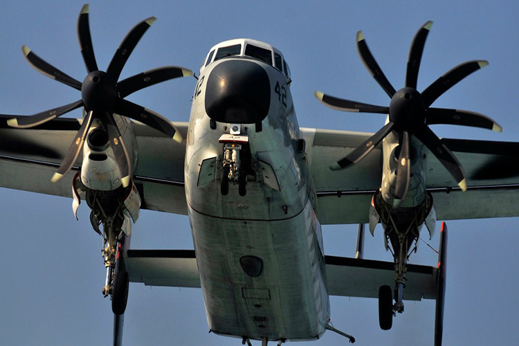 Tốc độ tối đa của máy bay vận tải C-2 Greyhound vào khoảng 635 km/h ở độ cao 3660 mét. Chiếc phi cơ này có khả năng bay ở độ cao tối đa vào khoảng 10.000 mét so với mực nước biển. Nguồn ảnh: Defense Media.