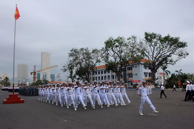 Những học viên Quân đội Hoàng gia Campuchia trong bộ quân phục rất nổi bật. Đây là những học viên ưu tú được nước bạn cử sang học tập tại Việt Nam.