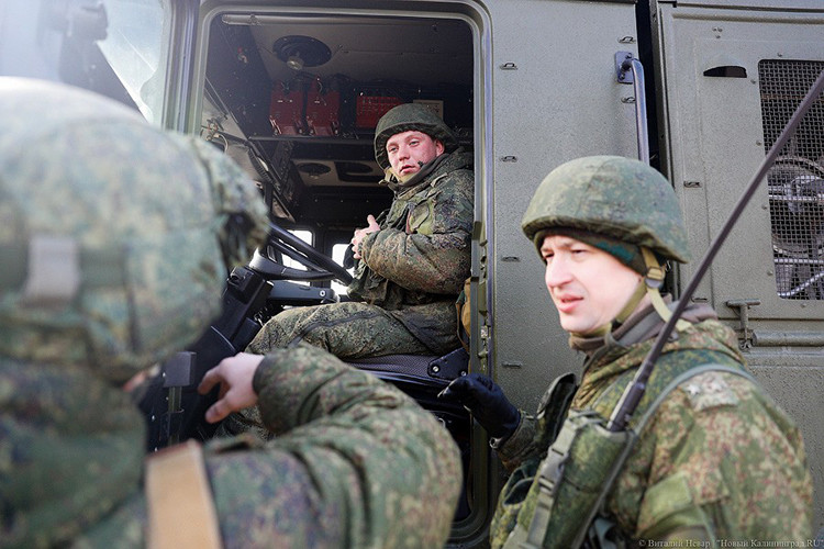 Trong tác chiến, kíp chiến đấu trên xe phóng tự hành K-340P của Bastion-P có thể phối hợp với xe chỉ huy K380P MBU (radar trinh sát – dẫn bắn tên lửa) từ khoảng cách khá xa lên đến 25km, giúp bảo vệ an toàn “bộ não” của toàn bộ tổ hợp trước các đợt đánh phá của kẻ thù. Nguồn ảnh: News Kaliningrad.