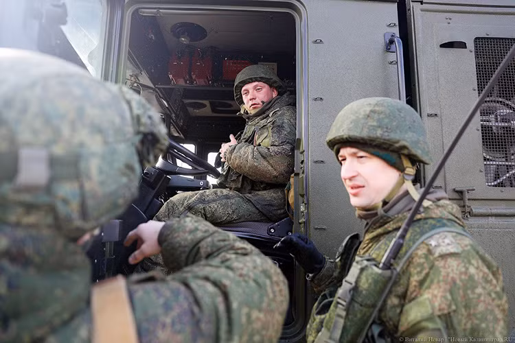 Trong tác chiến, kíp chiến đấu trên xe phóng tự hành K-340P của Bastion-P có thể phối hợp với xe chỉ huy K380P MBU (radar trinh sát – dẫn bắn tên lửa) từ khoảng cách khá xa lên đến 25km, giúp bảo vệ an toàn “bộ não” của toàn bộ tổ hợp trước các đợt đánh phá của kẻ thù. Nguồn ảnh: News Kaliningrad.