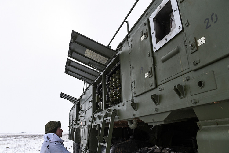 Từ lâu 9K720 Iskander-M, được Moscow đánh giá là loại vũ khí thích hợp để vô hiệu hóa các hệ thống phòng thủ tên lửa của Mỹ ở châu Âu, cũng như các mục tiêu quân sự chiến lược của NATO. Và sức mạnh của Iskander-M đã được Nga nhiều lần chứng minh trong nhiều trường hợp khác nhau. Nguồn ảnh: Bộ Quốc phòng Nga.