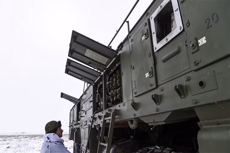 Từ lâu 9K720 Iskander-M, được Moscow đánh giá là loại vũ khí thích hợp để vô hiệu hóa các hệ thống phòng thủ tên lửa của Mỹ ở châu Âu, cũng như các mục tiêu quân sự chiến lược của NATO. Và sức mạnh của Iskander-M đã được Nga nhiều lần chứng minh trong nhiều trường hợp khác nhau. Nguồn ảnh: Bộ Quốc phòng Nga.