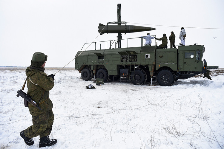 Với khả năng Iskander-M, việc Nga triển khai loại vũ khí này đến vùng Kaliningrad nằm lọt thỏm giữa châu Âu giúp Nga khống chế toàn bộ bắc Âu và một phần đông Âu. Với tầm bắn 500km Iskander-M thừa sức vô hiệu hóa hệ thống phòng thủ đầu tiên của NATO ở châu Âu, nếu như Nga triển khai từ 1-2 lữ đoàn Iskander-M tại Kaliningrad. Nguồn ảnh: Bộ Quốc phòng Nga.