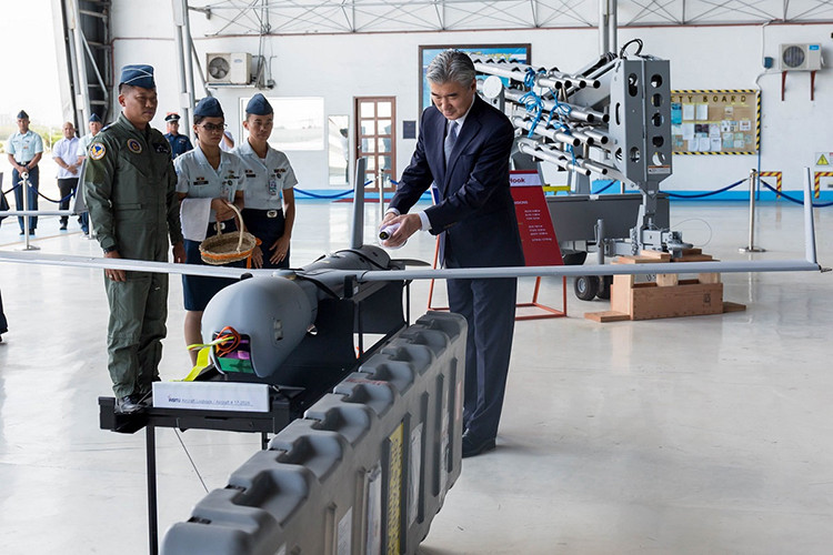 Máy bay trinh sát không người lái ScanEagle 2 được Boeing giới thiệu lần đầu tiên vào năm 2014 tại triển lãm hàng không quốc tế Paris, nó được phát triển dựa trên mẫu ScanEagle 1 cũng do một công ty con của tập đoàn này chế tạo. Nguồn ảnh: Reuters.