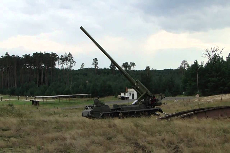 Ngoài ra, Quân đội Nga cũng đang thực hiện các cuộc nâng cấp quy mô hệ thống pháo binh sản xuất từ thời Liên Xô. Ví dụ thu hút nhiều sự chú ý là kế hoạch hiện đại hóa các khẩu pháo tự hành cỡ nòng 203mm 2S7 Pion. Nguồn ảnh: Youtube