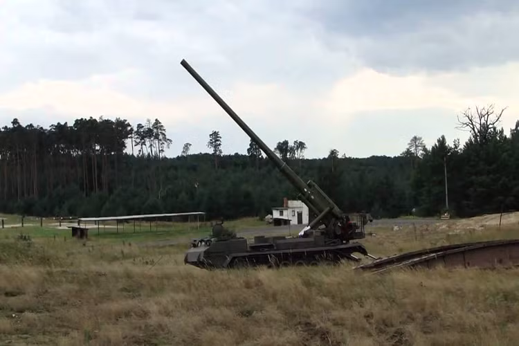 Ngoài ra, Quân đội Nga cũng đang thực hiện các cuộc nâng cấp quy mô hệ thống pháo binh sản xuất từ thời Liên Xô. Ví dụ thu hút nhiều sự chú ý là kế hoạch hiện đại hóa các khẩu pháo tự hành cỡ nòng 203mm 2S7 Pion. Nguồn ảnh: Youtube