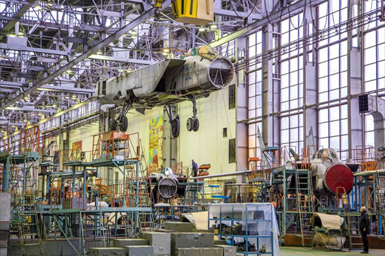 Dự kiến sau khi đưa trở lại trạng thái “Zero Hours” thì các máy bay MiG-31 này sẽ phục vụ thêm được khoảng 2.000 giờ bay, tương đươg với khoảng 15 - 20 năm phục vụ, hoặc chỉ 10 năm nếu khai thác với cường độ cao. Nguồn ảnh: Marina Lystseva.