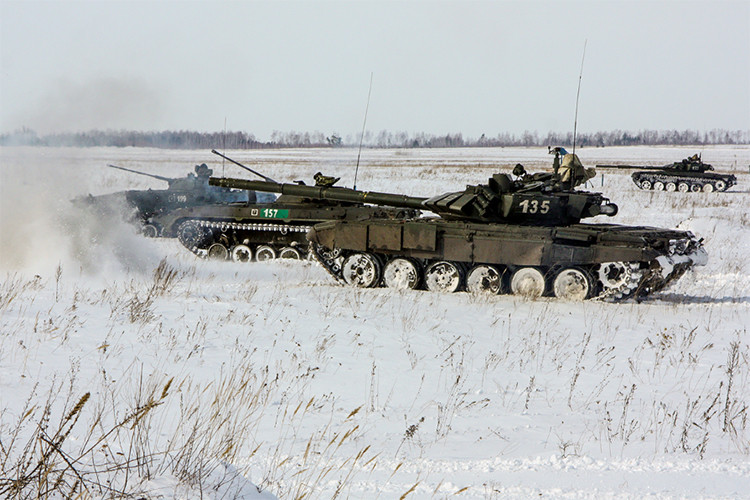 Đi xen kẽ giữa đội hình T-72B3 là những chiếc BMP-2 làm nhiệm vụ chống bộ binh và kiêm luôn cả chở quân. BMP-2 đóng vai trò nền tảng trong các đơn vị bộ binh cơ giới Nga và sẽ sớm được thay thế bởi các xe chiến đấu hiện đại hơn trong tương lai gần. Nguồn ảnh: Bộ Quốc phòng Nga.