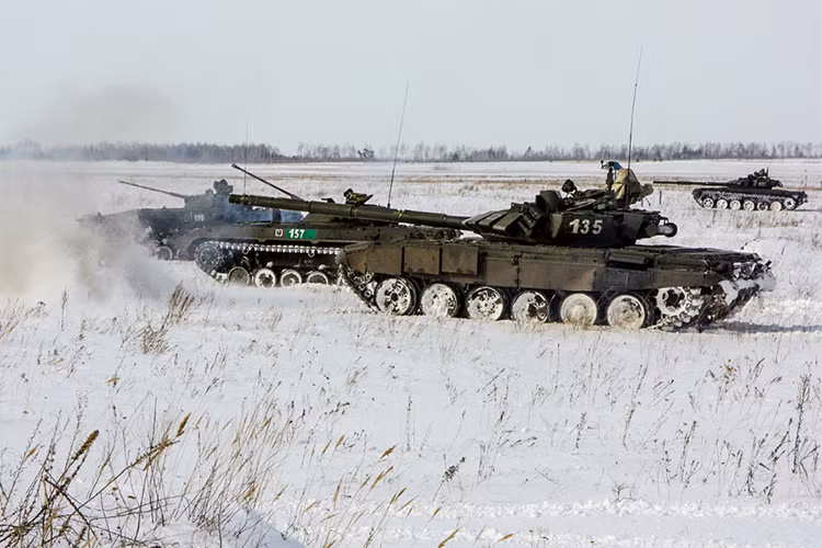 Đi xen kẽ giữa đội hình T-72B3 là những chiếc BMP-2 làm nhiệm vụ chống bộ binh và kiêm luôn cả chở quân. BMP-2 đóng vai trò nền tảng trong các đơn vị bộ binh cơ giới Nga và sẽ sớm được thay thế bởi các xe chiến đấu hiện đại hơn trong tương lai gần. Nguồn ảnh: Bộ Quốc phòng Nga.