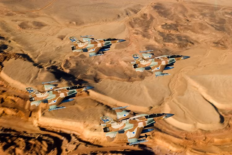 Không những vậy IAF còn công bố cả bằng chứng về vụ không kích với hình ảnh và video ảnh nhiệt được ghi lại bởi những chiếc tiêm kích F-16 của nước này. Đây cũng là dòng chiến đấu cơ Israel thực hiện vụ tấn công đêm 6/9/2007. Nguồn ảnh: idf-airforce.