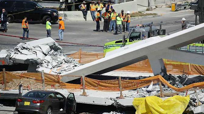 Hiện trường vụ tai nạn ở gần Đại học Quốc tế Florida. Ảnh: AFP.