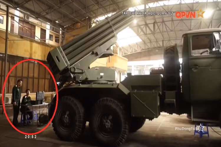 Trong ảnh là tổ hợp phóng BM-21 sau khi cải tiến với khả năng triển khai và thu hồi dàn phóng thông qua thiết bị điều khiển từ xa, với khả năng lấy tham số bắn tự động. Nguồn ảnh: QPVN.