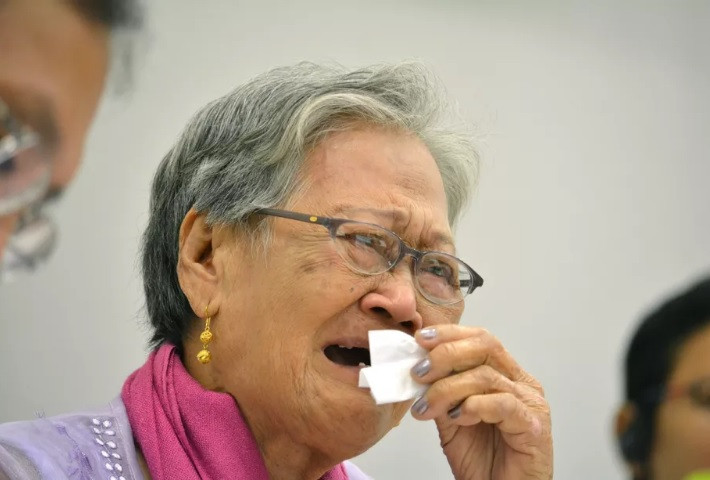 Một cựu nô lệ tình dục cho lính Nhật thời chiến khóc tại một hội nghị cho những phụ nữ giải khuây còn sống