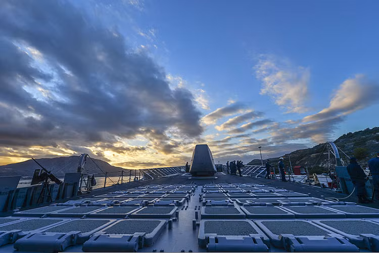 Dù cho có lượng giãn nước kém hơn 1164 Atlant - khoảng 9.800 tấn, dài 173m, tuy nhiên, nhờ hệ thống phóng thẳng đứng (VLS) cực kỳ độc đáo Mk 41 đã giúp cho Ticonderoga "không có đối thủ" về số lượng vũ khí mà nó mang theo. 22 tàu chiến Ticonderoga hiện nay trang bị 2 cụm bệ phóng Mk41 với tổng số ống phóng 122. Nguồn ảnh: Wikipedia