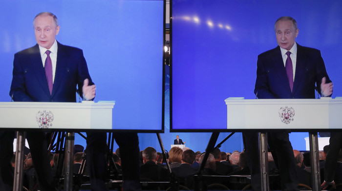 Màn hình lớn truyền lại hình ảnh Tổng thống Putin phát biểu Thông điệp Liên bang 2018 - Ảnh: REUTERS