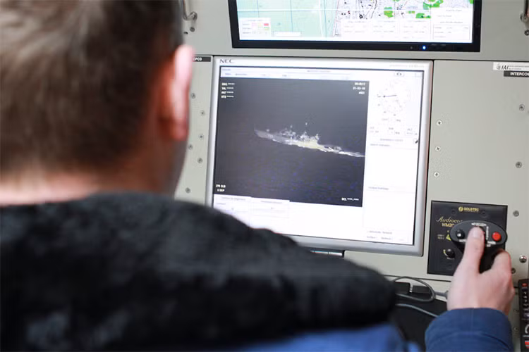 Hình ảnh bên trong phòng điều khiển máy bay trinh sát không người lái của Hạm đội Baltic, dựa trên màn hình hiển thị ta có thể thấy được vị trí và tầm hoạt động của các UAV đang được triển khai. Nguồn ảnh: Bộ Quốc phòng Nga.